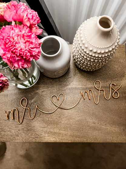 Wire ‘mr💛mrs’ Sign